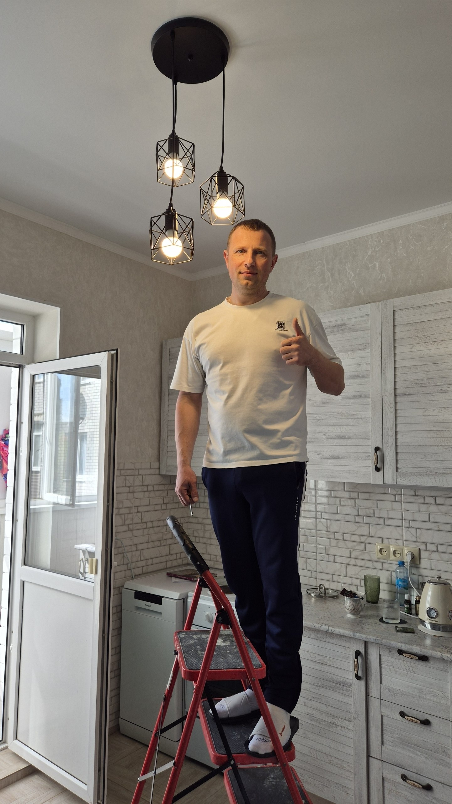 Установка потолочного света на кухне в Краснодаре